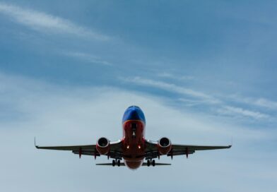 Furturi de 800.000 de euro din avioane. Polițiștii au descins la angajați ai unei companii aeriene și complicii acestora