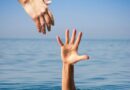 Bărbat scos inconștient din mare, pe o plajă din Mangalia. A fost resuscitat și transportat la spital