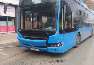 Accident rutier între un autobuz și un autoturism pe bulevardul Lăpușneanu: două femei au fost rănite
