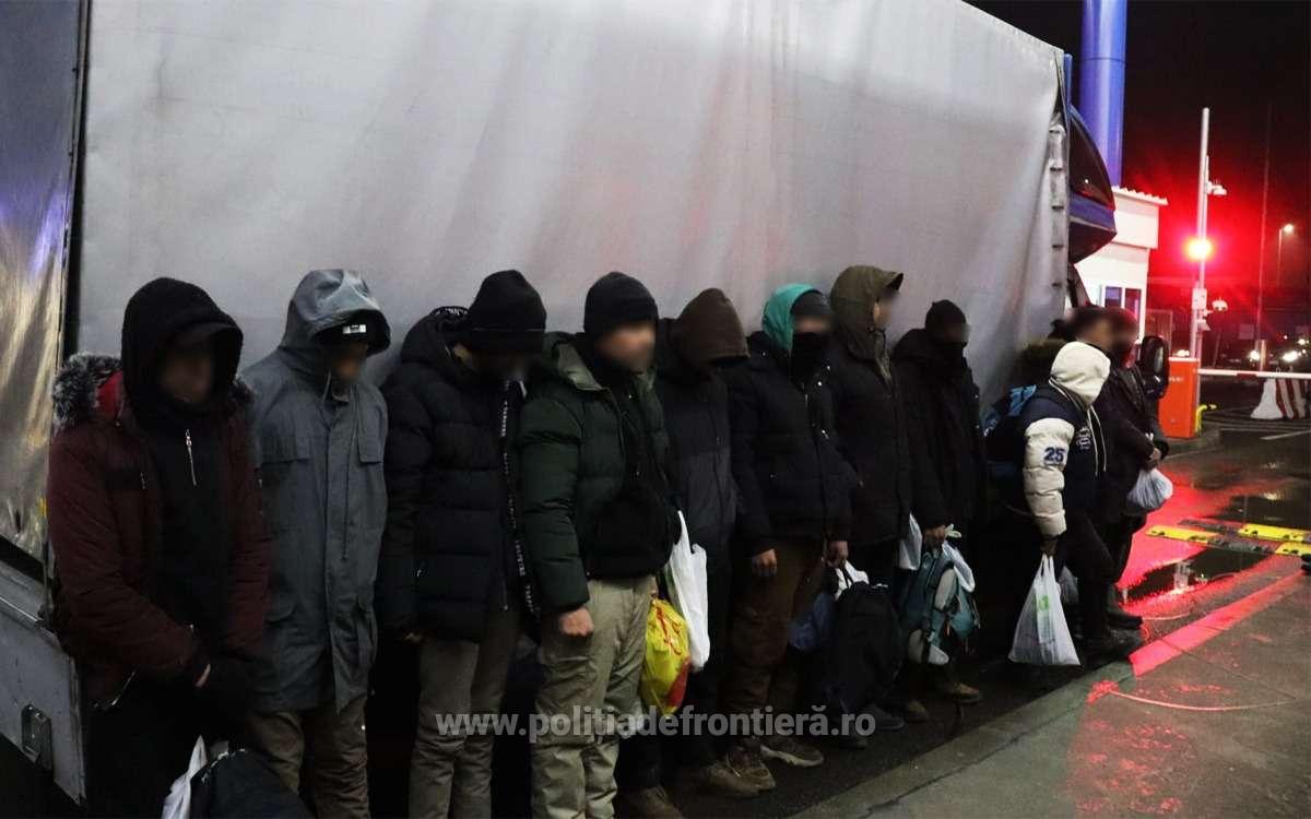 11 migranți, descoperiți ascunși într-o autoutilitară la Calafat