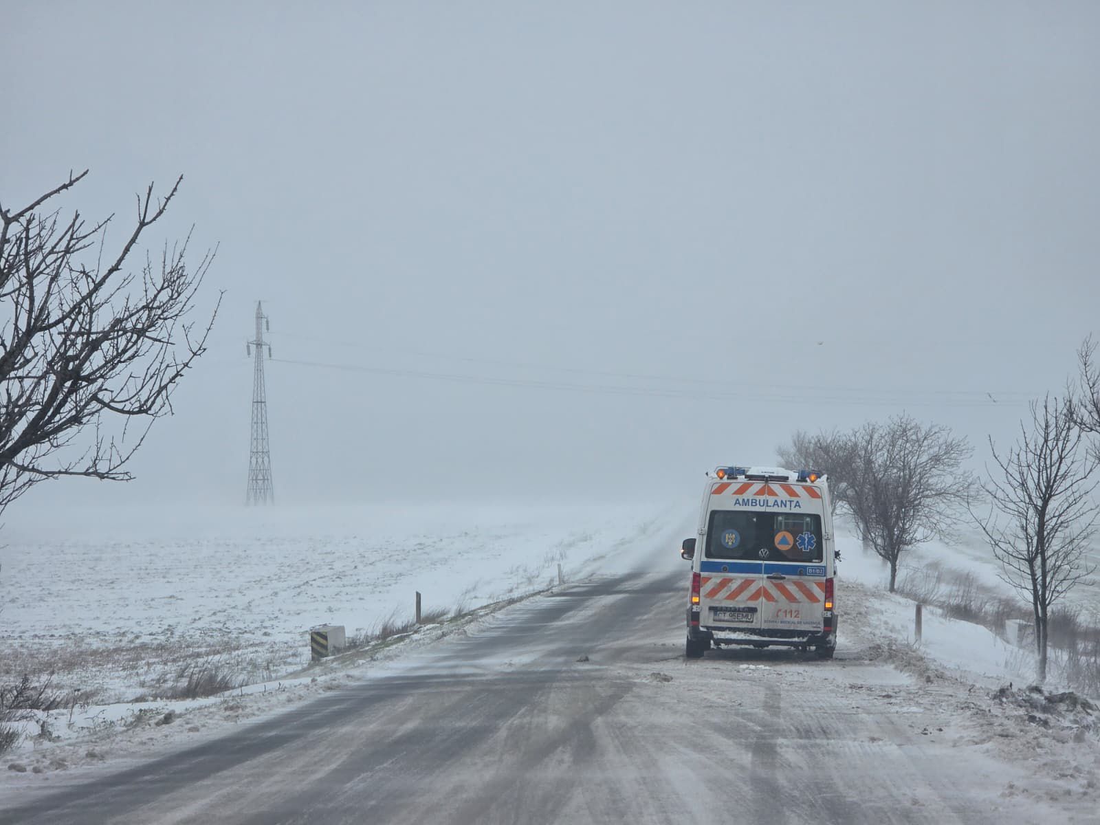 Situația pe drumurile din județul Constanța: microbuze și autoturisme blocate în zăpadă