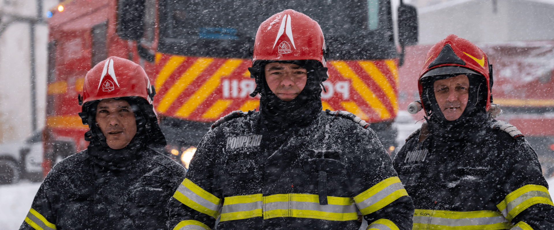 Sute de mașini blocate, copaci căzuți și ambulanțe înzăpezite. Bilanțul ultimelor ore