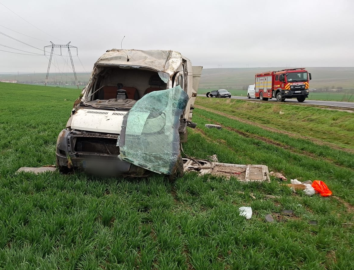 Accident rutier pe DN22, la Sibioara: autoturism răsturnat în afara carosabilului