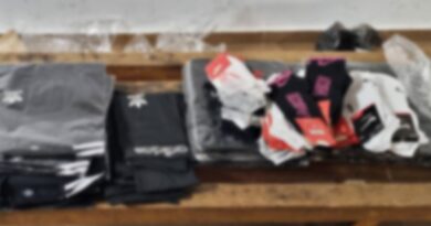 Articole vestimentare contrafăcute, descoperite într-un autocar pe DN39