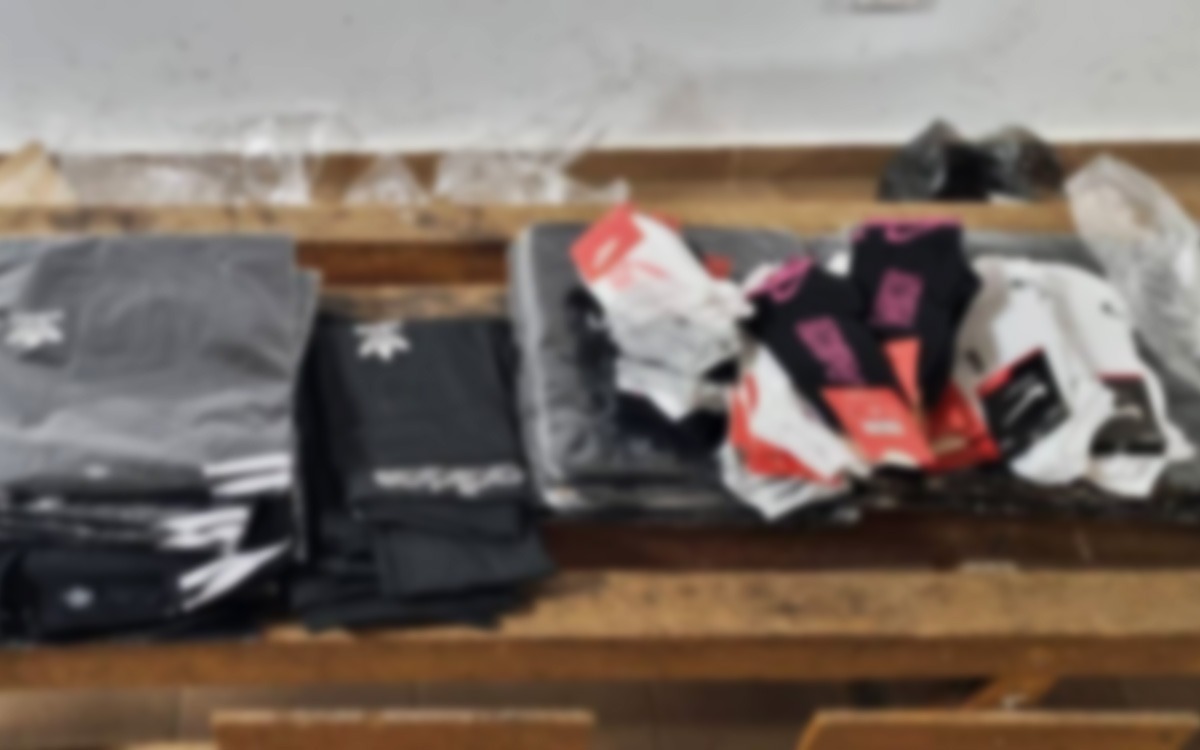 Articole vestimentare contrafăcute, descoperite într-un autocar pe DN39