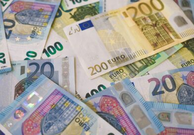 Mașini cumpărate cu euro falși. Cinci persoane, cercetate după ce ar fi pus în circulație peste 13.000 de euro contrafăcuți