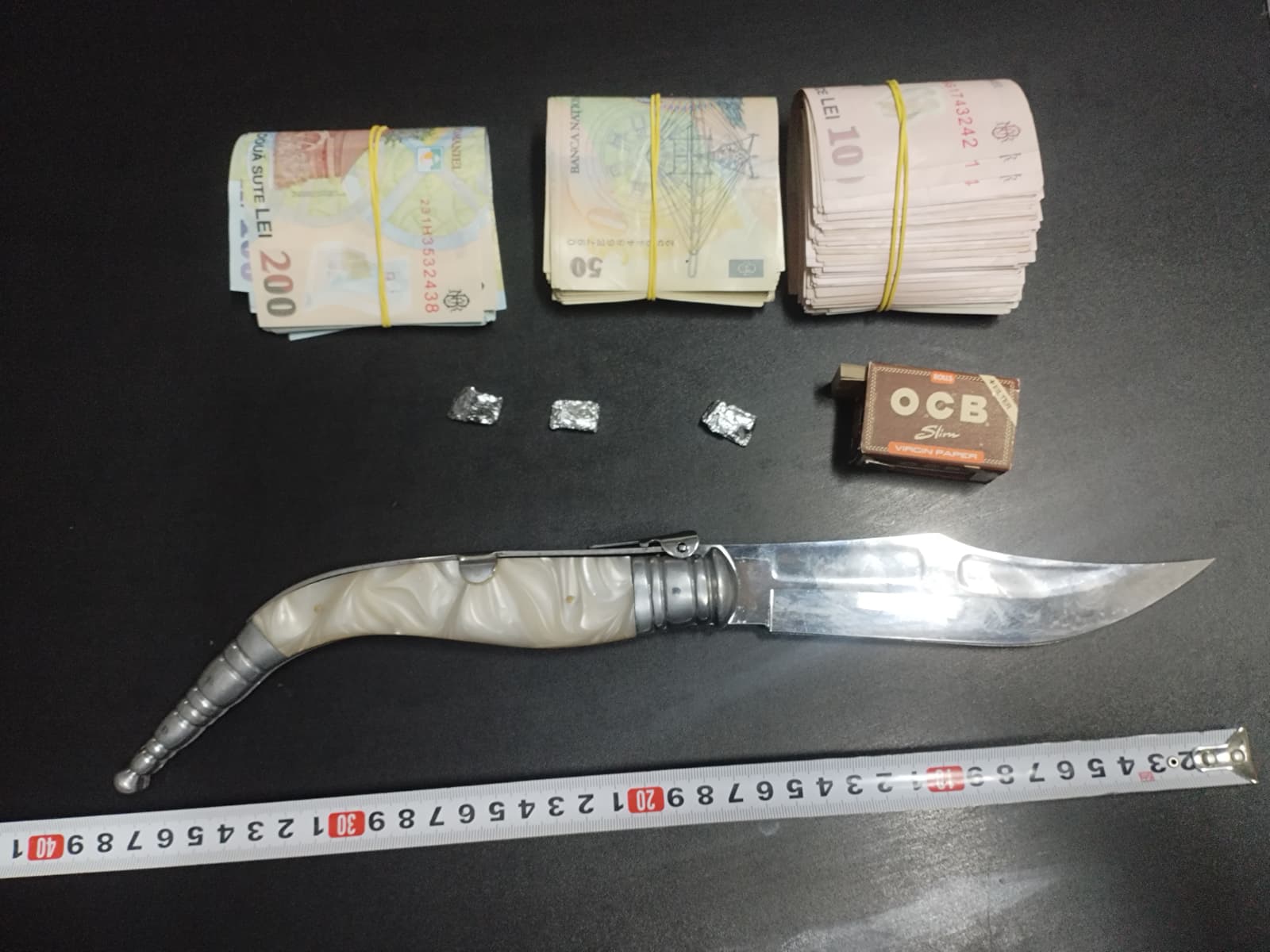 Substanțe suspecte, bani și un briceag de 38 cm, descoperite la un tânăr în Mangalia