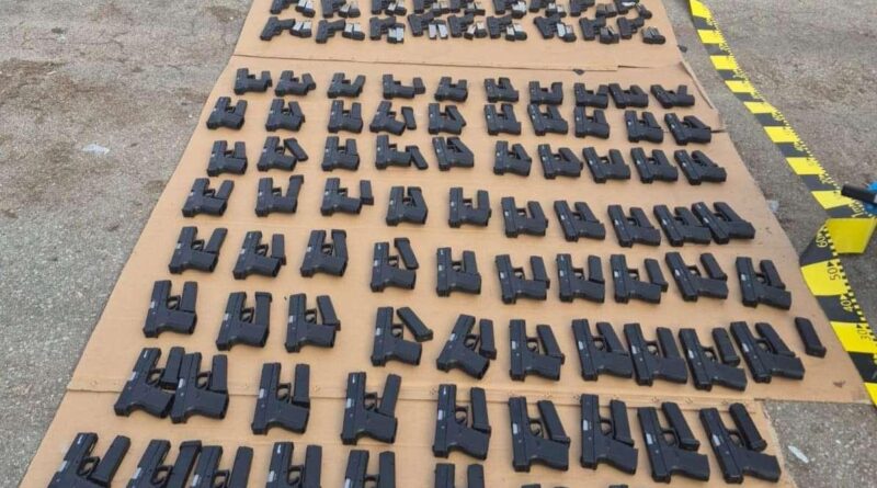 Captură la Calafat: 106 pistoale și 60.000 de țigarete descoperite într-un camion care venea din Turcia