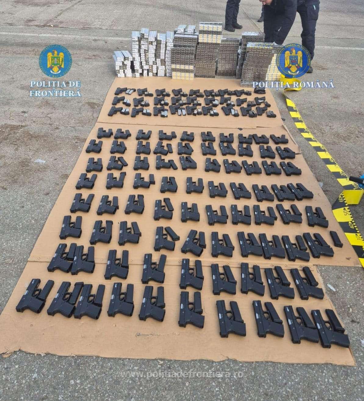 Captură la Calafat: 106 pistoale și 60.000 de țigarete descoperite într-un camion care venea din Turcia