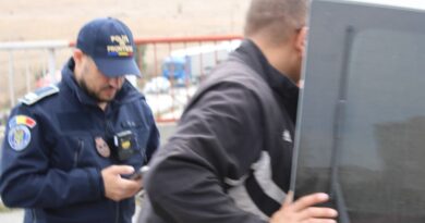 Bunuri contrafăcute de 150.000 lei și plase de pescuit ilegal, descoperite de polițiștii de frontieră constănțeni