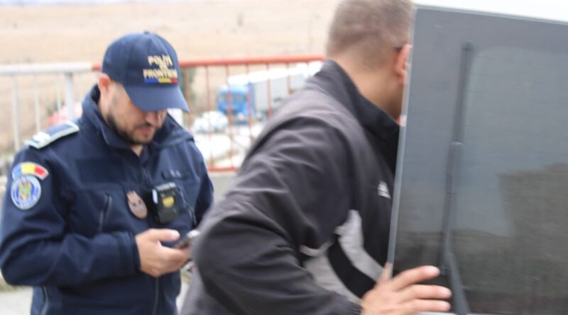 Bunuri contrafăcute de 150.000 lei și plase de pescuit ilegal, descoperite de polițiștii de frontieră constănțeni