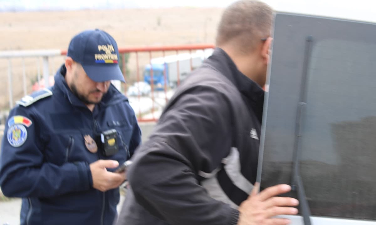 Bunuri contrafăcute de 150.000 lei și plase de pescuit ilegal, descoperite de polițiștii de frontieră constănțeni
