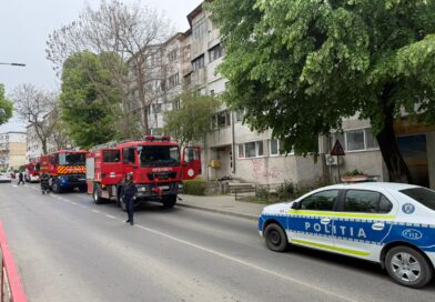 Apartament cuprins de flăcări în Tulcea. O femeie a ajuns la spital