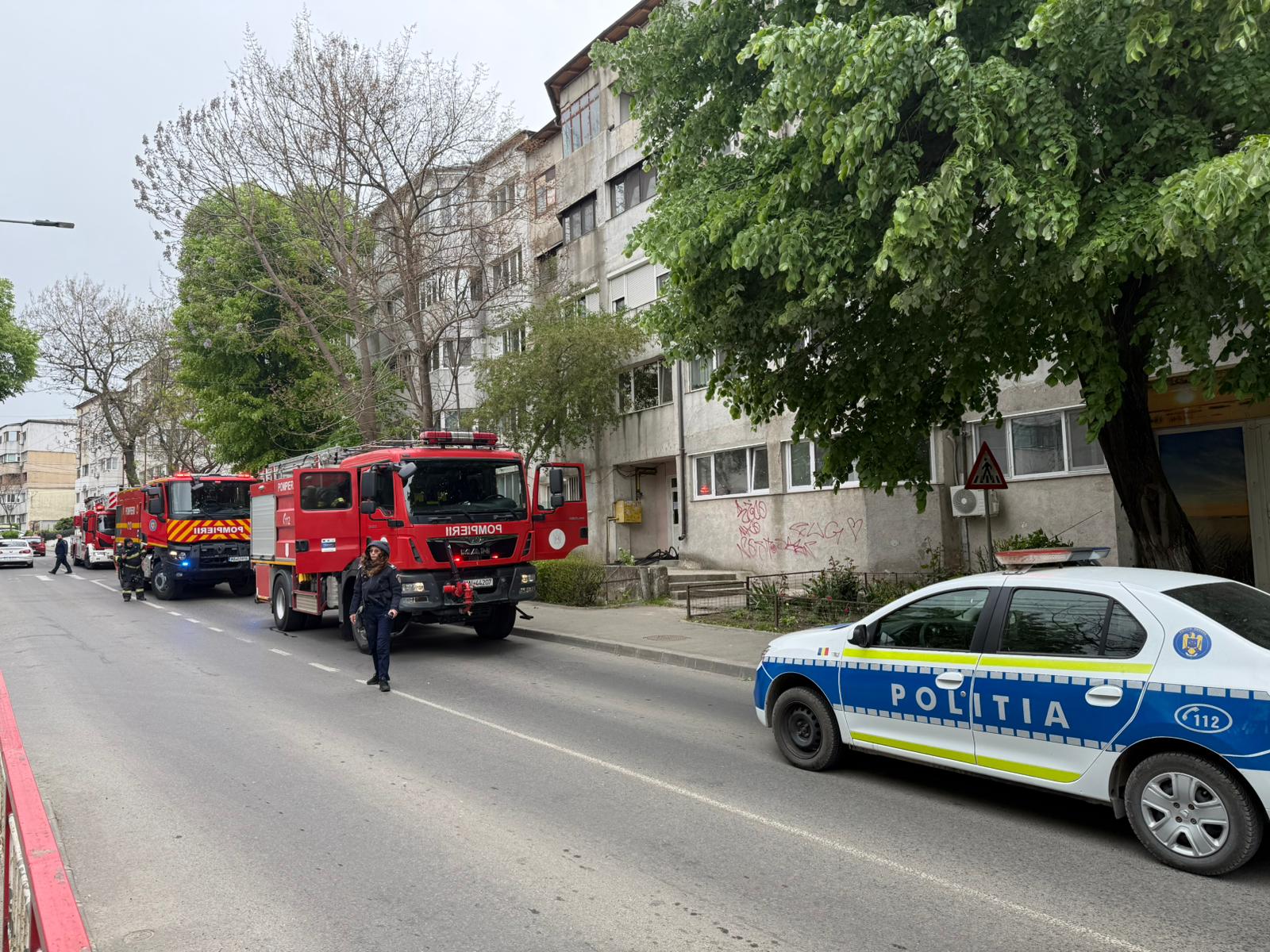Apartament cuprins de flăcări în Tulcea. O femeie a ajuns la spital