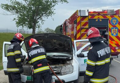 Incendiu la un autoturism în Tulcea. Flăcările au izbucnit la compartimentul motor