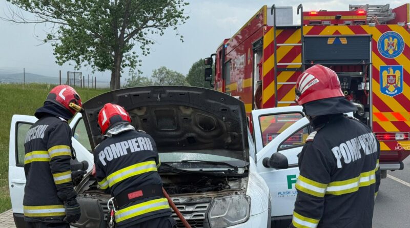 Incendiu la un autoturism în Tulcea. Flăcările au izbucnit la compartimentul motor