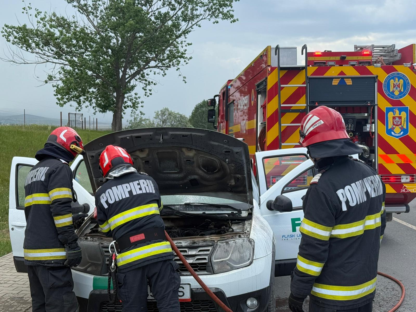 Incendiu la un autoturism în Tulcea. Flăcările au izbucnit la compartimentul motor
