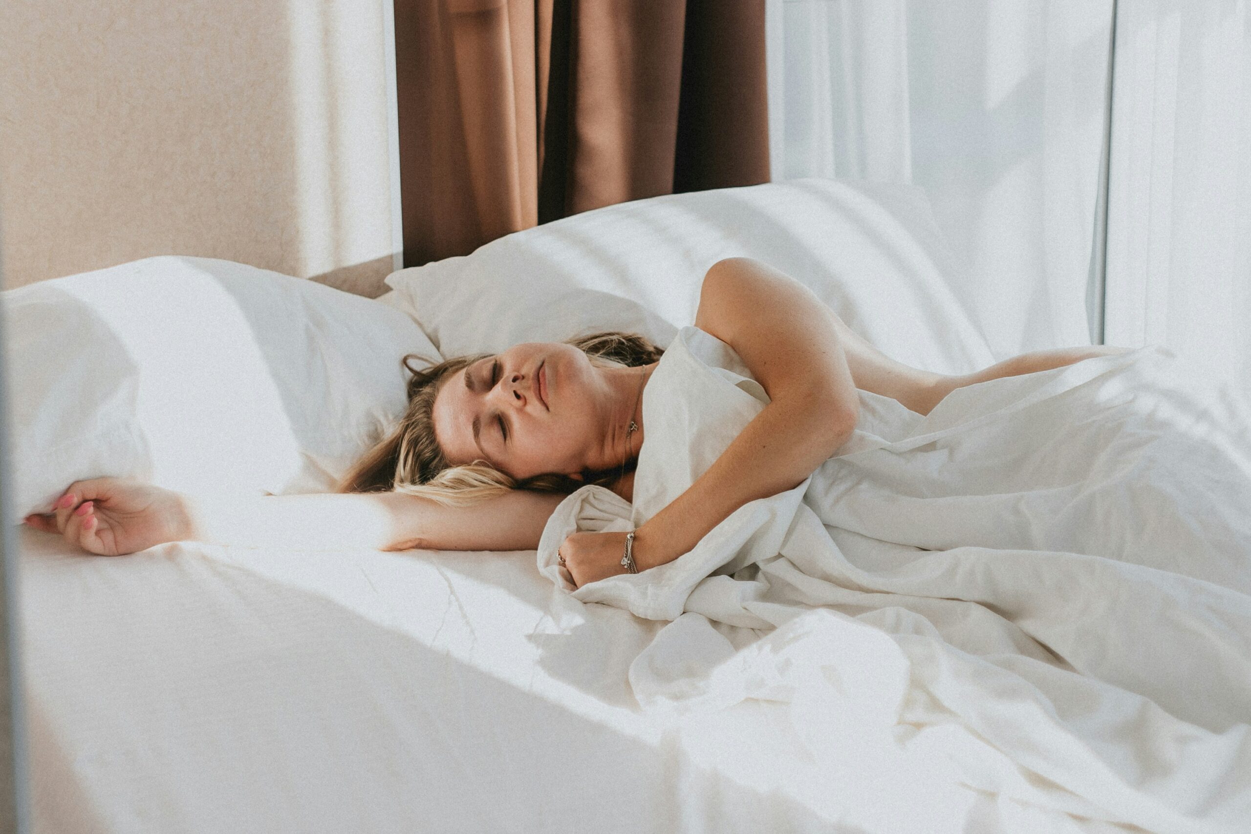 5 obiceiuri simple care te ajută să dormi mai bine