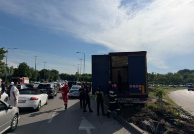 Accident pe bulevardul Aurel Vlaicu din Constanța: un TIR a lovit mai multe mașini parcate și un autobuz