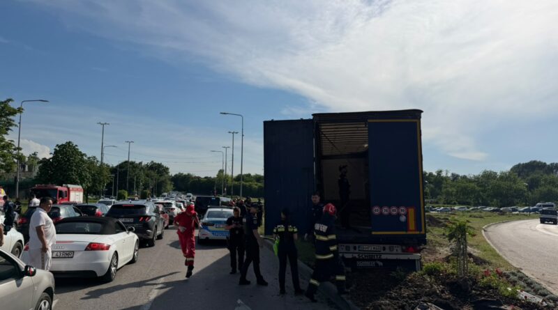 Accident pe bulevardul Aurel Vlaicu din Constanța: un TIR a lovit mai multe mașini parcate și un autobuz