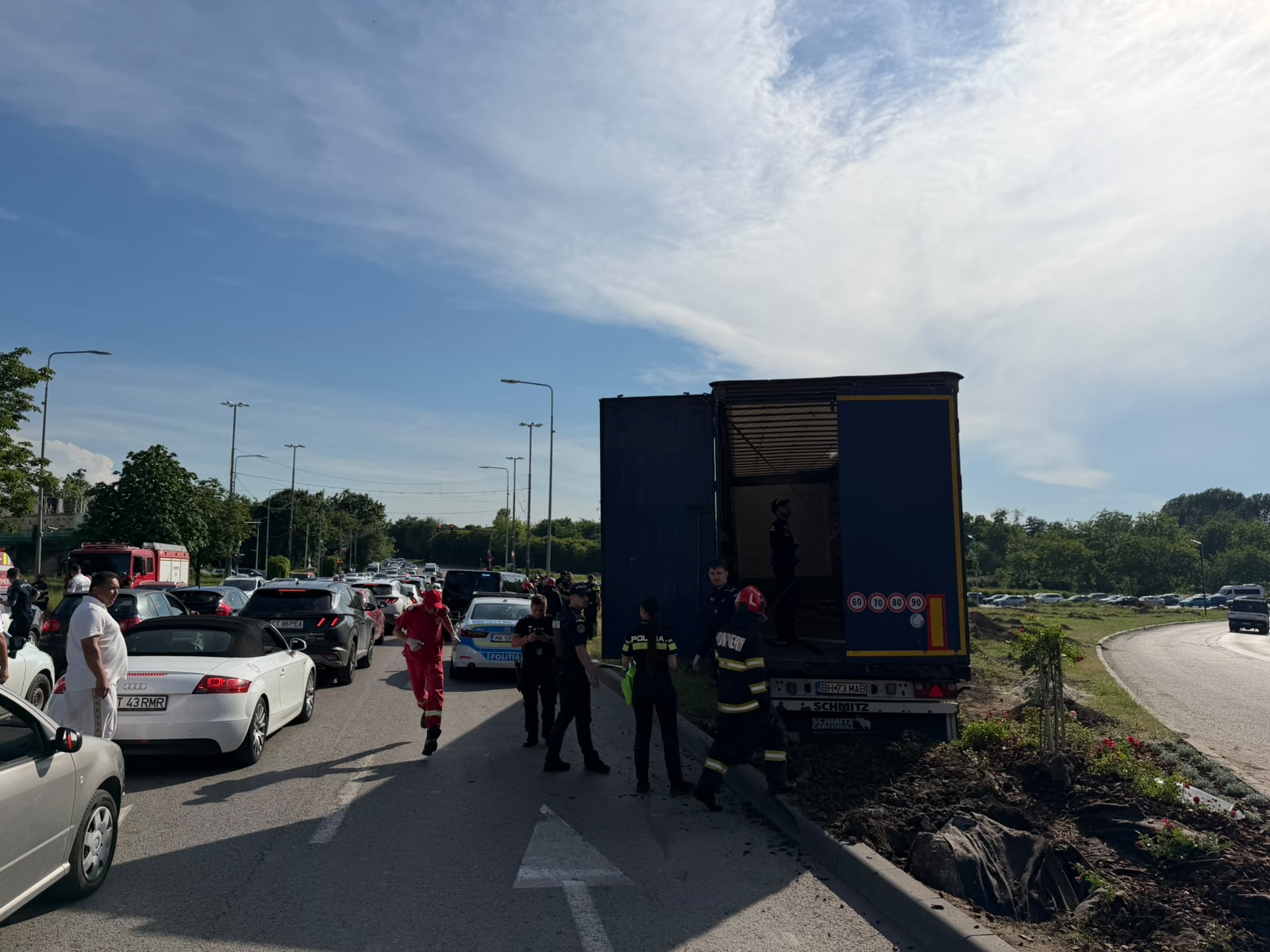 Accident pe bulevardul Aurel Vlaicu din Constanța: un TIR a lovit mai multe mașini parcate și un autobuz