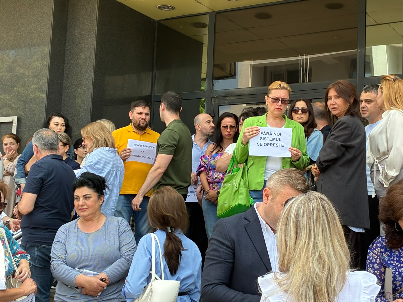 Proteste în toată țara împotriva noii legi a salarizării. Angajații din Finanțe, Sănătate și Justiție au ieșit în stradă
