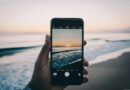 Cum îți protejezi telefonul pe plajă. Greșelile care îl pot distruge într-o singură zi