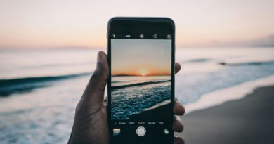 Cum îți protejezi telefonul pe plajă. Greșelile care îl pot distruge într-o singură zi
