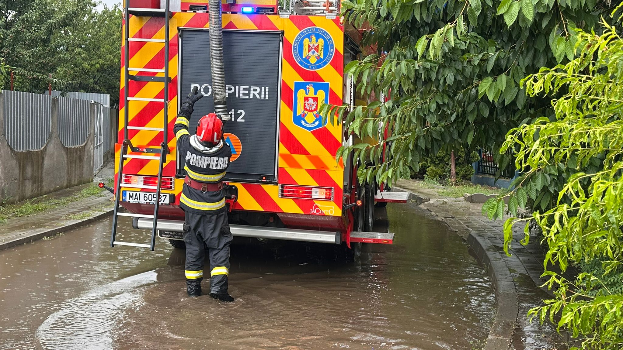 Furtunile au făcut prăpăd în România. Zeci de case și beciuri inundate, copaci doborâți și trafic afectat în 20 de județe