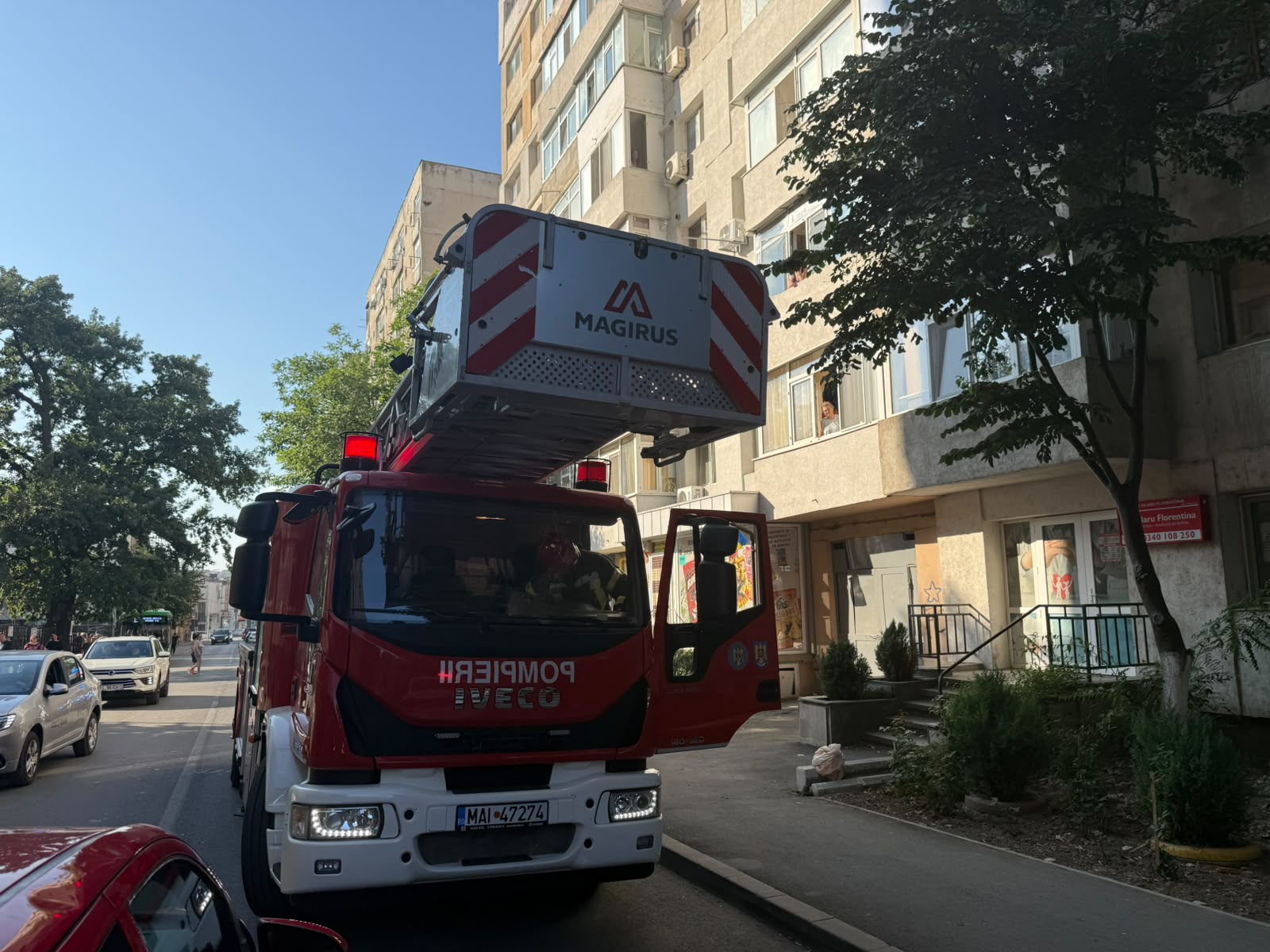 Alertă de incendiu într-un apartament din Tulcea. Pompierii au intervenit de urgență după ce vecinii au observat fum