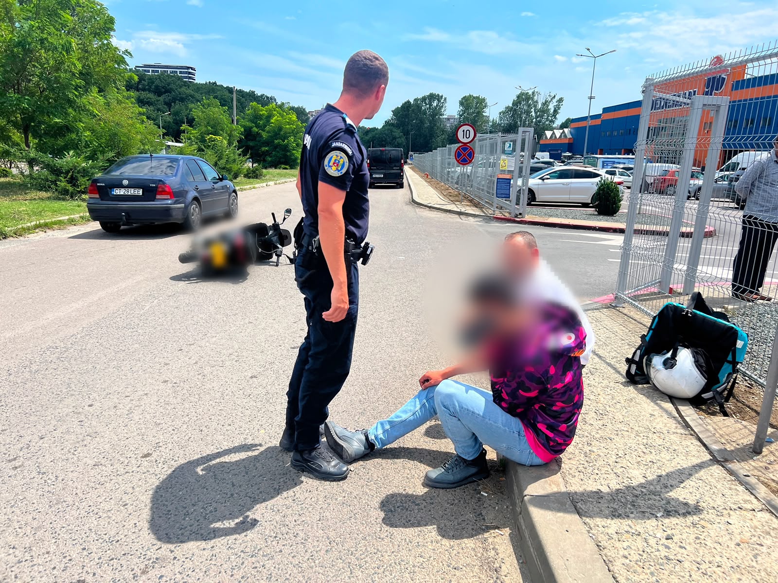 Jandarmii constănțeni au intervenit la un accident pe bulevardul Tomis. Au acordat primul ajutor unui livrator rănit