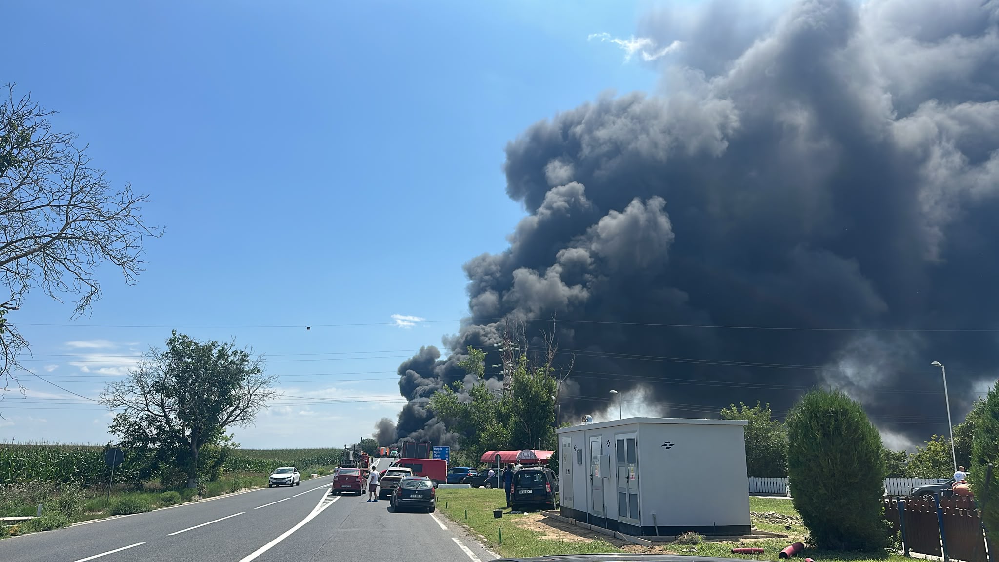 Incendiu puternic după un accident între o autocisternă cu benzină și un buldoexcavator, pe DN2A