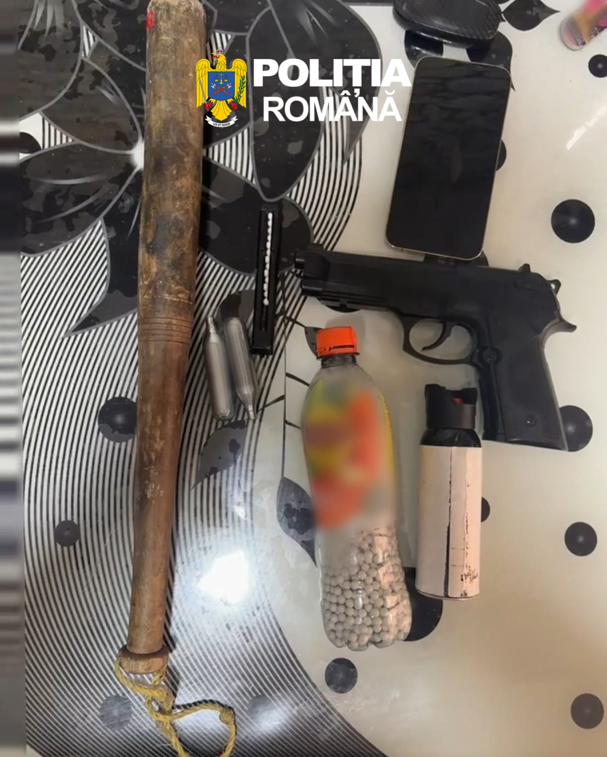 Percheziție în Medgidia! Polițiștii au ridicat un pistol airsoft, o bâtă și un electroșoc