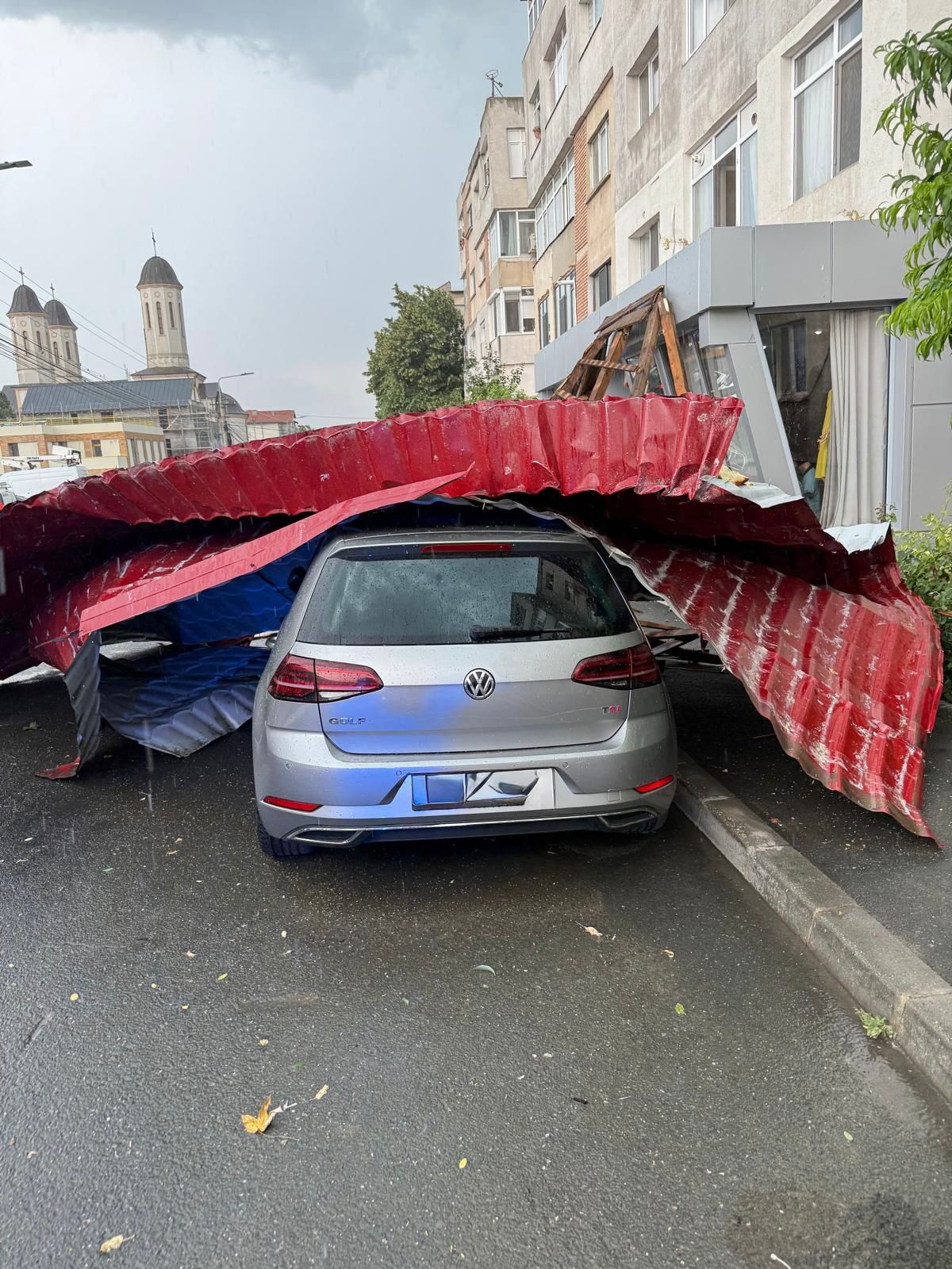 Furtuna a făcut ravagii în Tulcea. Zeci de acoperișuri avariate și copaci doborâți