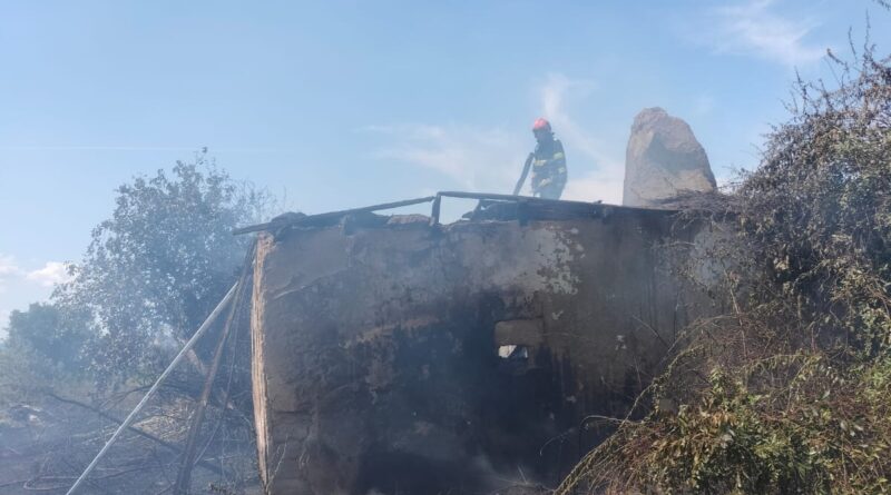 Incendiu puternic în Tulcea. Vegetația uscată a luat foc, iar flăcările s-au extins la o casă