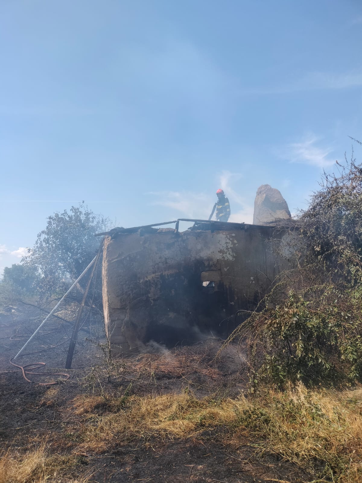 Incendiu puternic în Tulcea. Vegetația uscată a luat foc, iar flăcările s-au extins la o casă