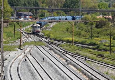 Accident la o trecere la nivel cu calea ferată din Portul Constanța. Un autoturism a acroșat o locomotivă