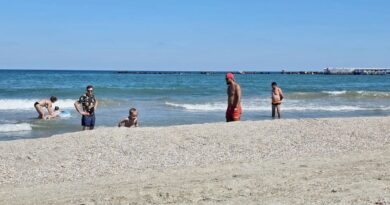 Avertisment pentru turiștii de pe litoral: „Nu vă puneți viața în pericol!”. Ce înseamnă steagurile arborate pe plajă
