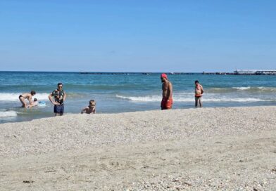 Avertisment pentru turiștii de pe litoral: „Nu vă puneți viața în pericol!”. Ce înseamnă steagurile arborate pe plajă