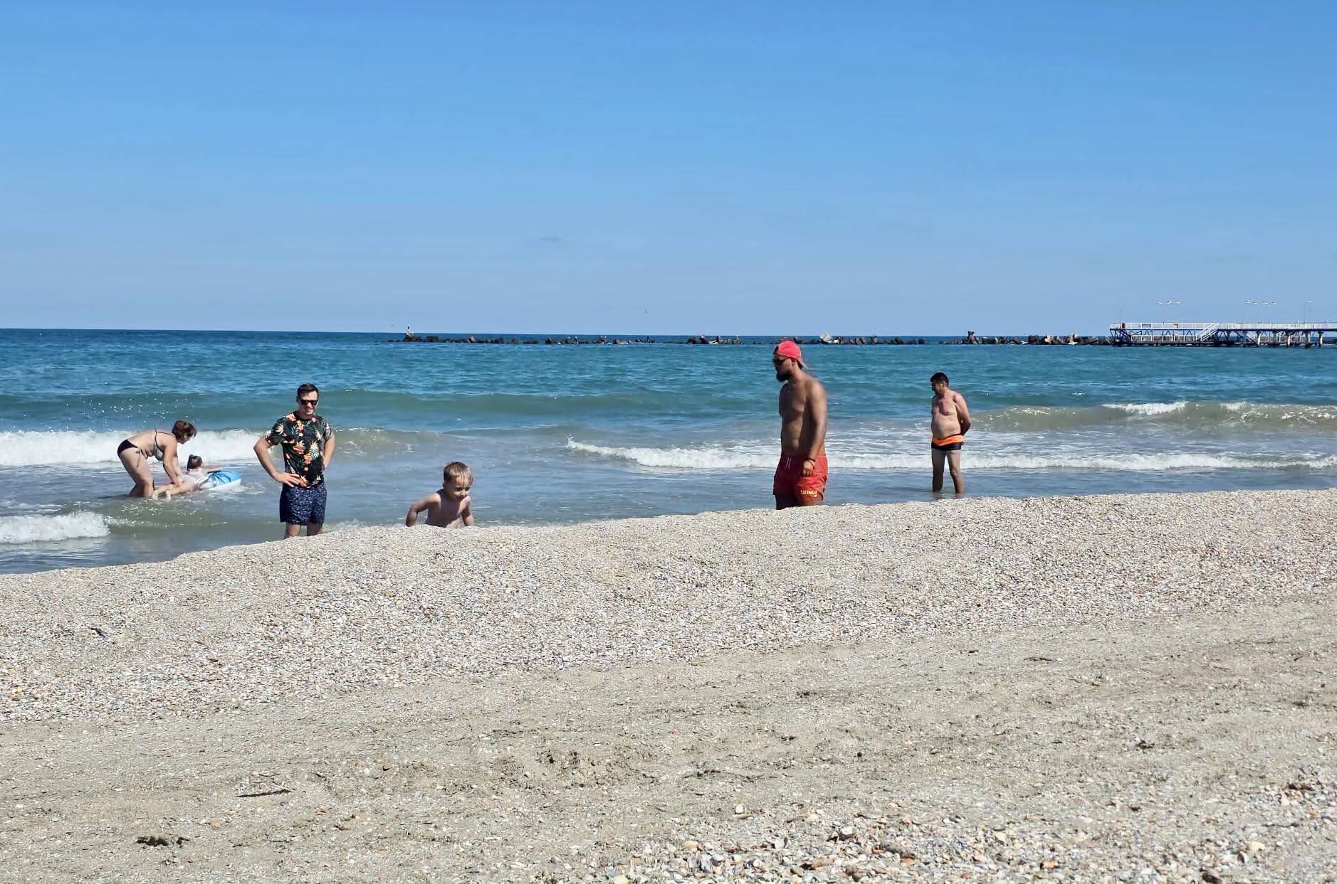 Avertisment pentru turiștii de pe litoral: „Nu vă puneți viața în pericol!”. Ce înseamnă steagurile arborate pe plajă