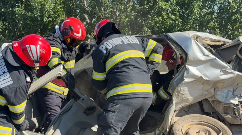 Accident grav între Agighiol și Valea Nucarilor. Un bărbat a rămas încarcerat