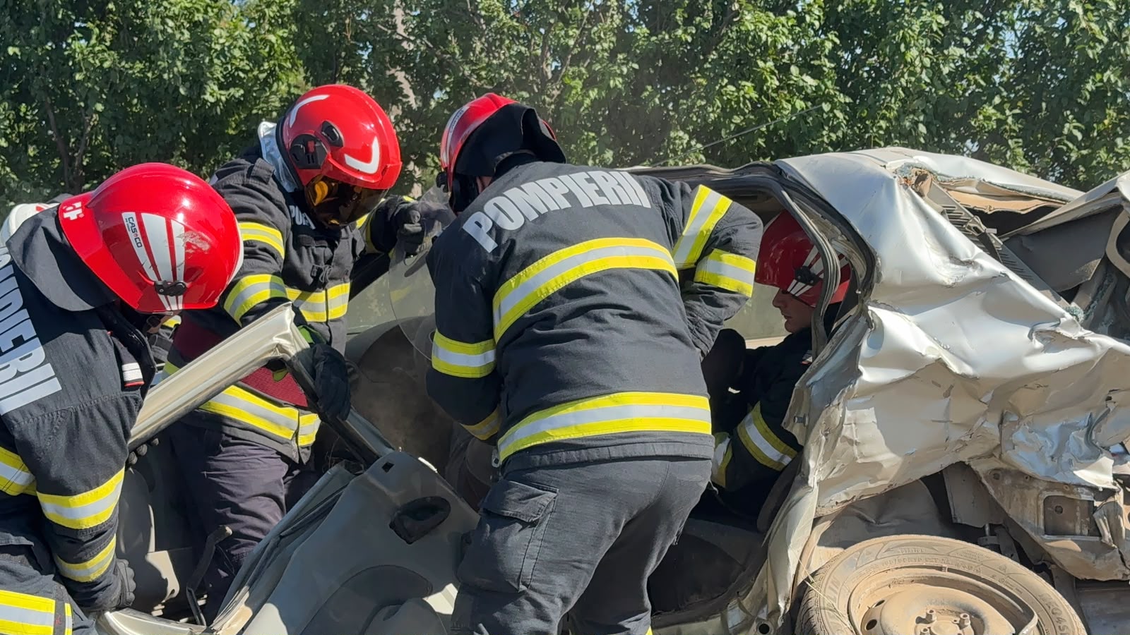 Accident grav între Agighiol și Valea Nucarilor. Un bărbat a rămas încarcerat