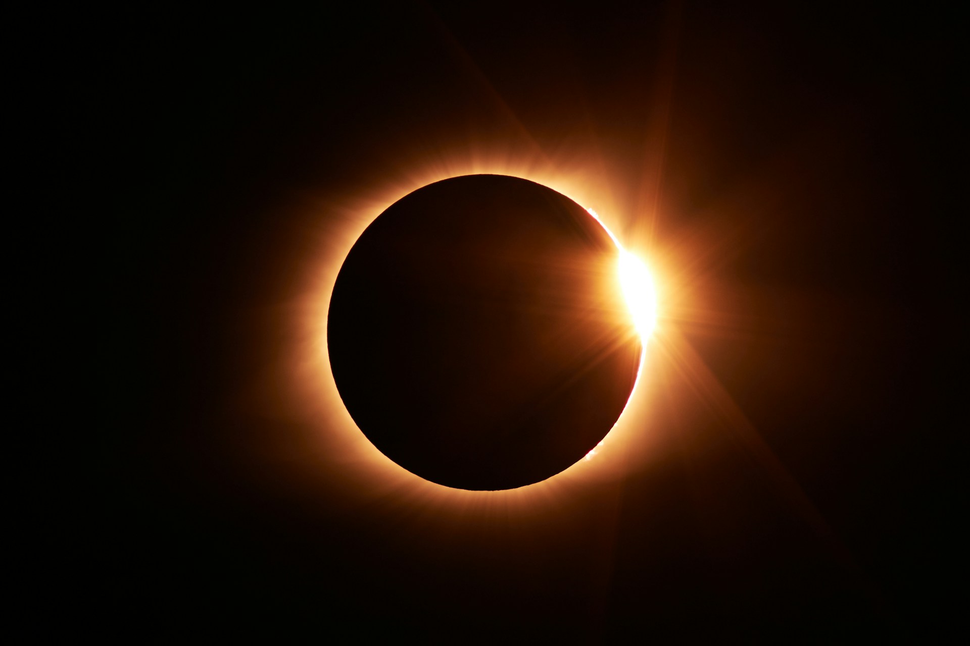 Atenționare de călătorie pentru românii care merg în Valencia. Restricții severe în ziua eclipsei de Soare
