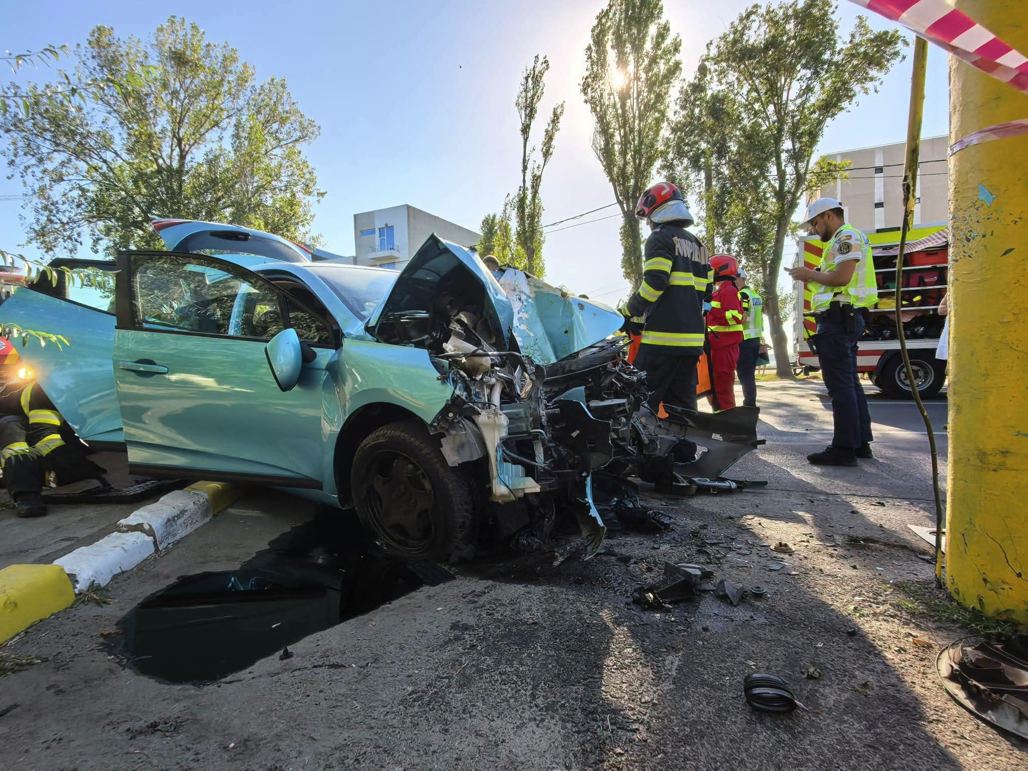 Accident grav în Mamaia. O mașină a intrat într-un stâlp, în zona Hotelului Rex. Intervin echipajele de descarcerare
