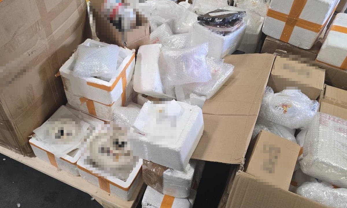 Marfă de aproape 600.000 de lei, suspectată a fi contrafăcută, descoperită la Constanța și Mangalia