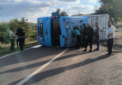 Accident în Negureni. Un TIR s-a răsturnat, iar șoferul a ajuns la spital