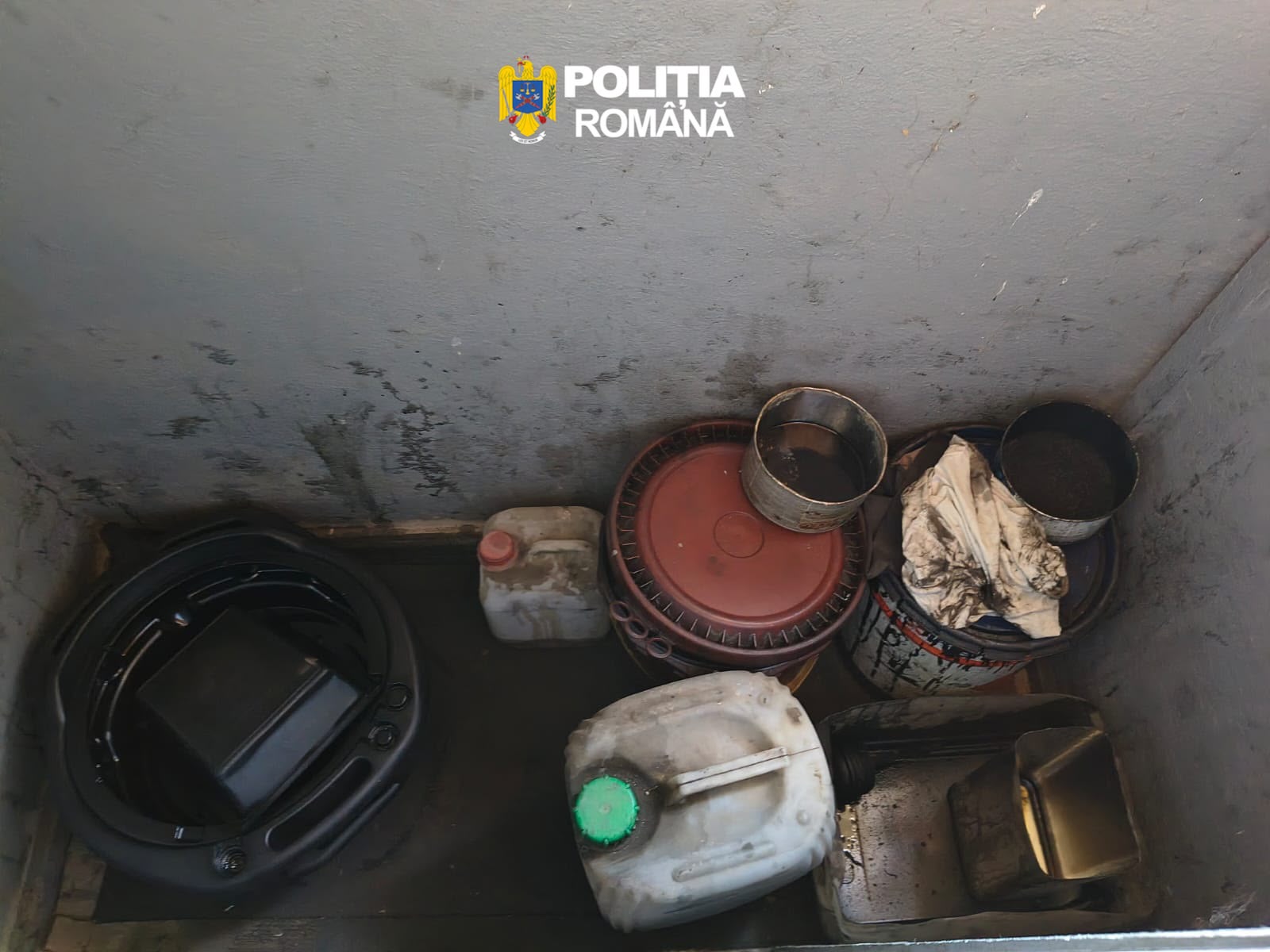 Service auto din Negru Vodă, verificat de polițiștii de la Mediu. 50 de litri de ulei uzat, ridicați pentru confiscare