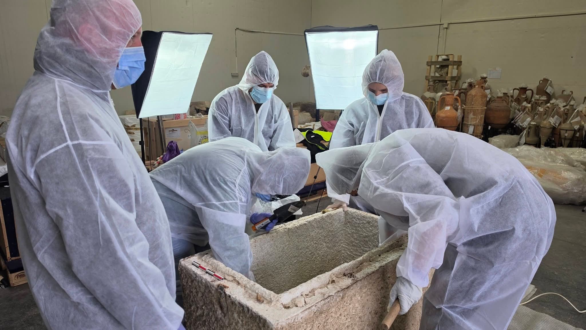 Descoperire arheologică importantă la Constanța: sarcofag roman intact, cu jucării și ghirlande de flori